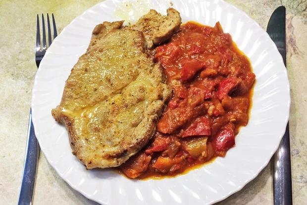 Schweinskotelett mit Chili-Letscho
