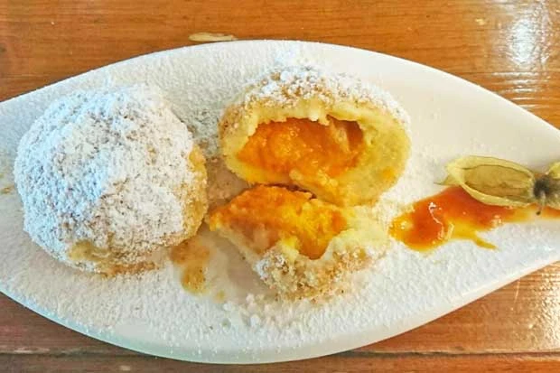 Marillenkn&ouml;del aus Dinkelteig