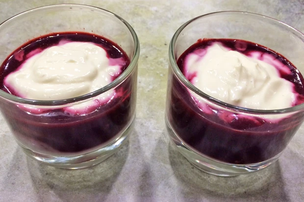 Heidelbeer-Topfen-Creme im Glas