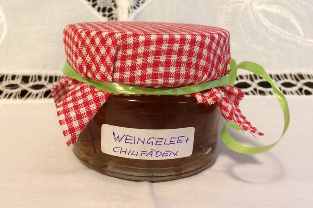 Weingelee mit Chilifäden