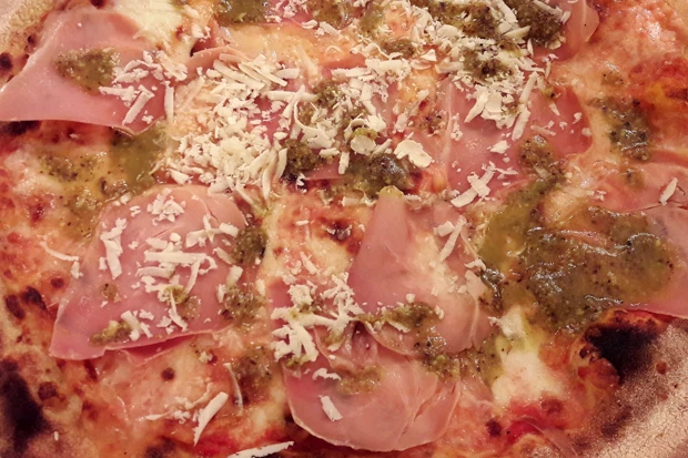 Pizza mit Rohschinken und Pistazienpesto