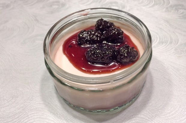 Schokomousse mit Brombeeren