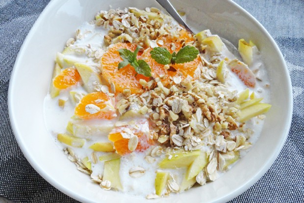 Müsli mit Apfel und Mandarine