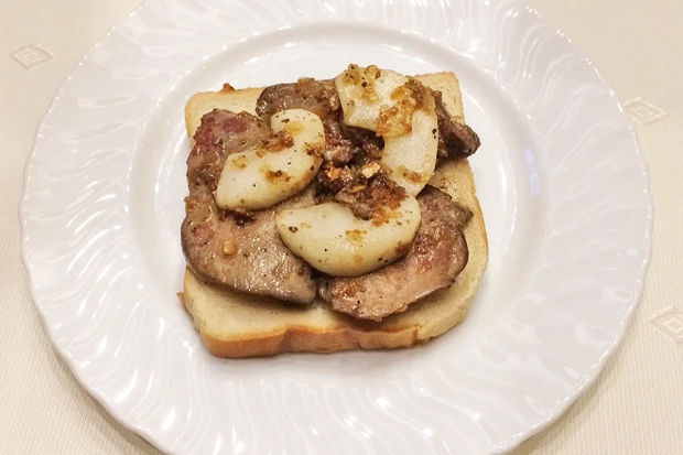 Gebratene G&auml;nseleber auf Toastbrot