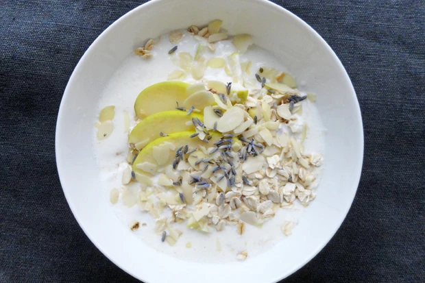 Müsli mit Apfel, Mandel und Lavendel