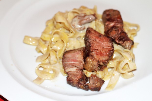 Steak-Streifen auf Pilz-Tagliatelle