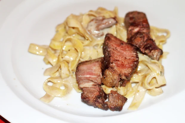 Steak-Streifen auf Pilz-Tagliatelle