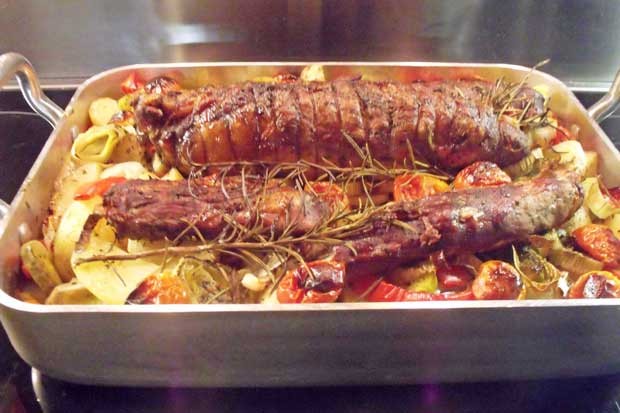 Bardierte Wildschweinfilets auf Gemüse und Erdäpfel