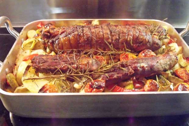 Bardierte Wildschweinfilets auf Gem&uuml;se und Erd&auml;pfel