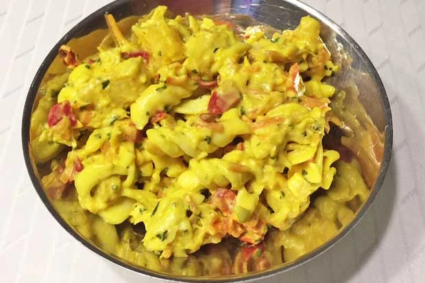 Nudelsalat mit Huhn und Curry