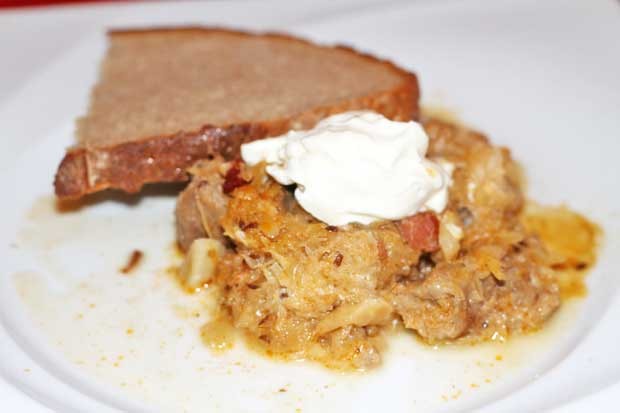 Krautgulasch vom Strohschwein mit dunklem Bier