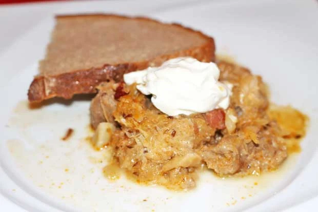 Krautgulasch vom Strohschwein mit dunklem Bier