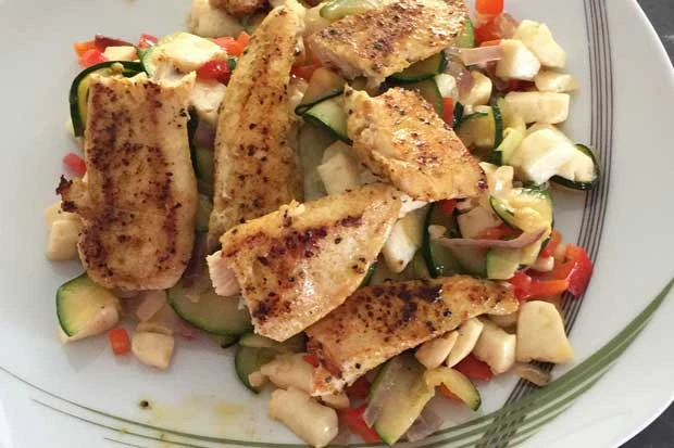 H&uuml;hnerstreifen auf Gem&uuml;se mit Halloumi