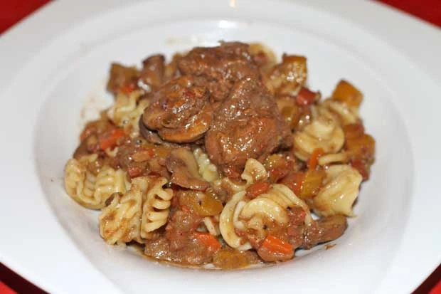 Rahmgulasch vom Reh mit Speck und Champignons