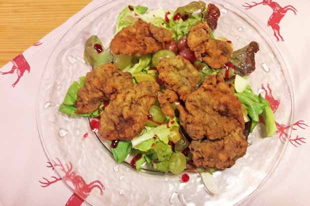 Gebackene Leber auf Herbstsalat