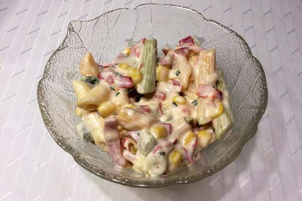 Wurstsalat mit bunten Nudeln