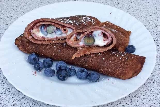 Kakaopalatschinken mit Joghurt-Heidelbeerf&uuml;lle