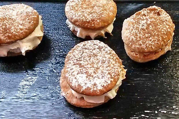 Biskuitt&ouml;rtchen mit Schlagobersf&uuml;lle