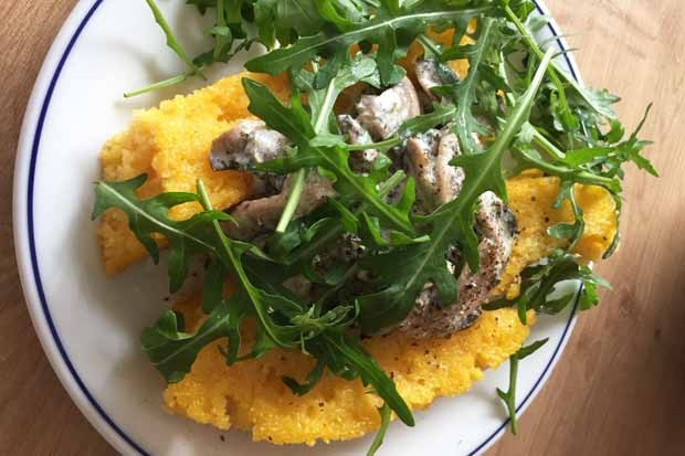 Polentaschnitten mit Champignonsauce