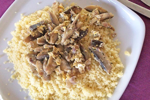 Couscous mit gerösteten Champignons und Ei