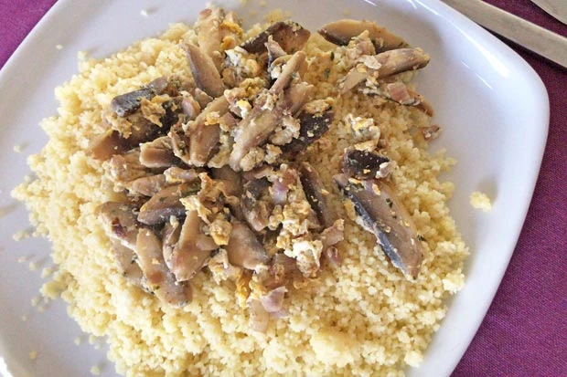 Couscous mit ger&ouml;steten Champignons und Ei