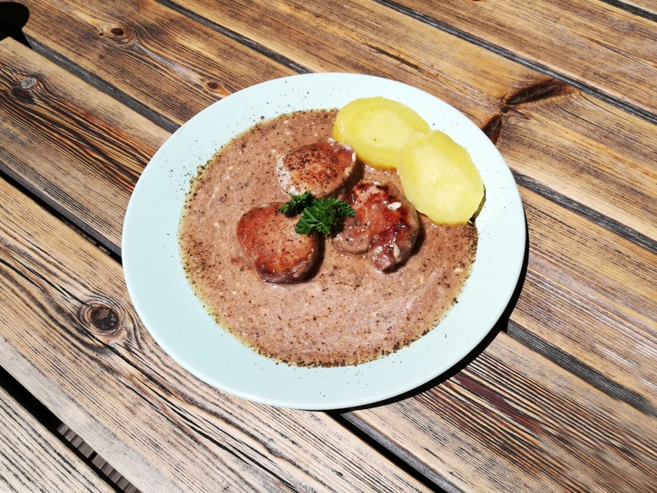 Schweinslungenbraten auf Rotwein-Champignon-Sauce