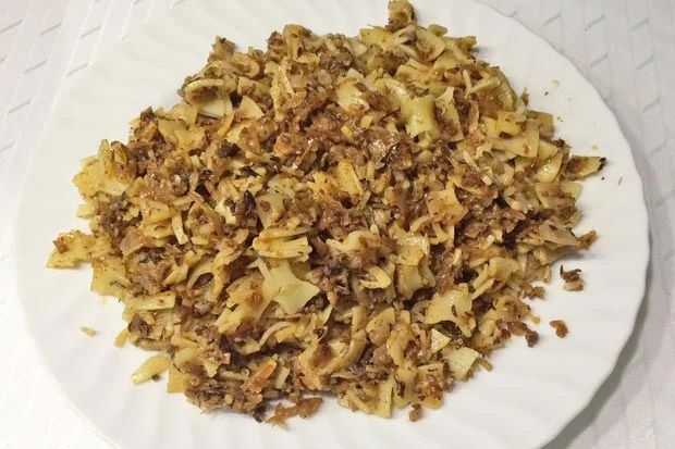 Ger&ouml;stete Krautfleckerl mit Speck