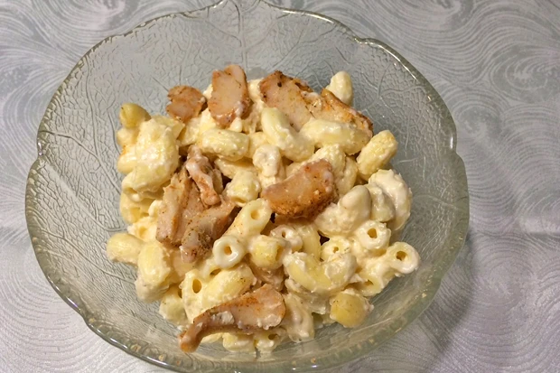 Einfacher H&ouml;rnchensalat mit Huhn