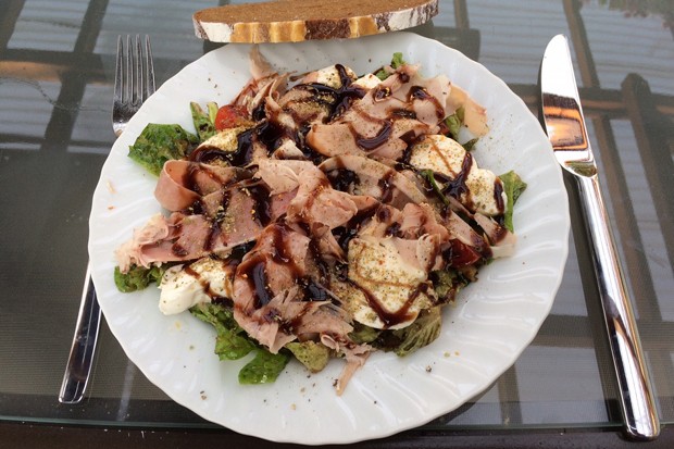 Salat mit Beinschinken und Burrata