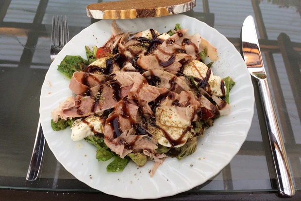 Salat mit Beinschinken und Burrata