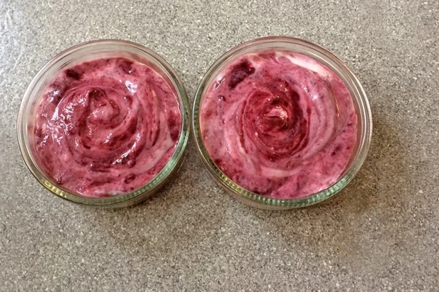 Gestrudeltes Brombeermousse
