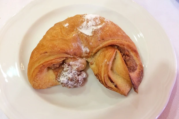 Schnelle Haselnusskipferl