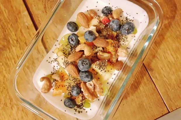 Schnelles Frühstück mit Obst und Chiasamen