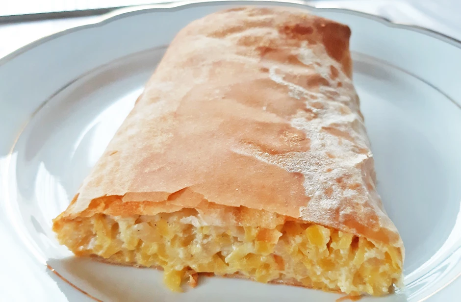 K&uuml;rbisstrudel