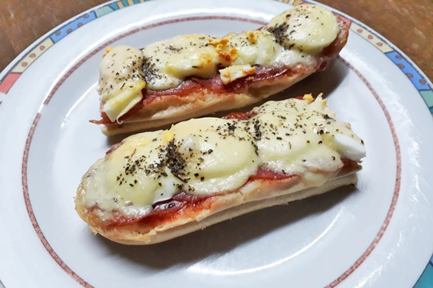 &Uuml;berbackenes Baguette mit Salami und Ei