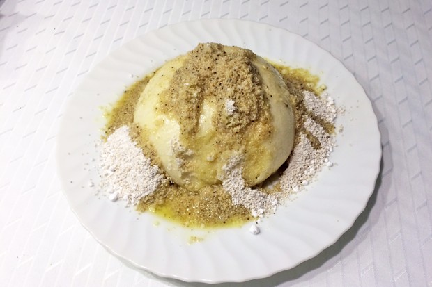 Omas Germknödel mit weißem Mohn