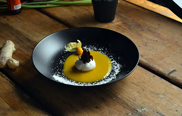 Kokospralinen auf Mangospiegel