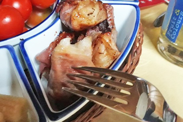 Champignons mit Frischkäse im Schinkenmantel