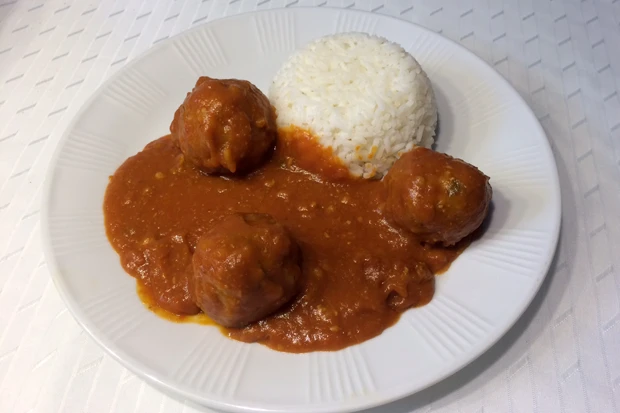 Fleischb&auml;llchen in Paprika-Tomatensauce