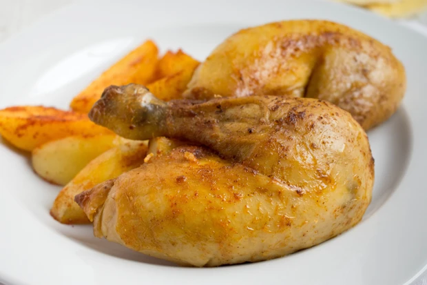 H&uuml;hnerkeulen mit Curry-Kartoffeln