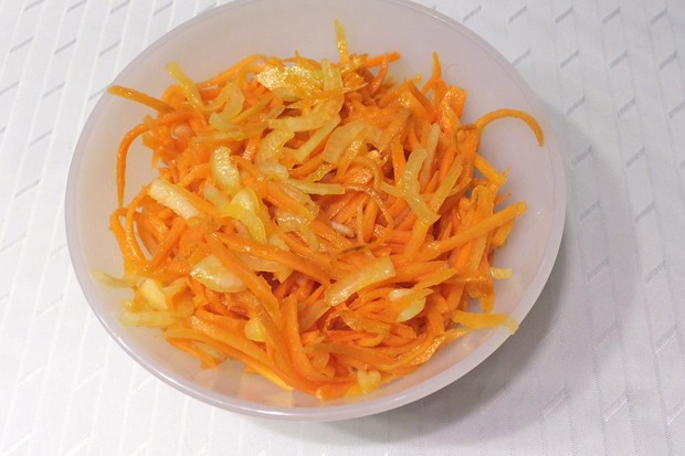 Karottensalat mit Zwiebel