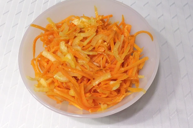 Karottensalat mit Zwiebel