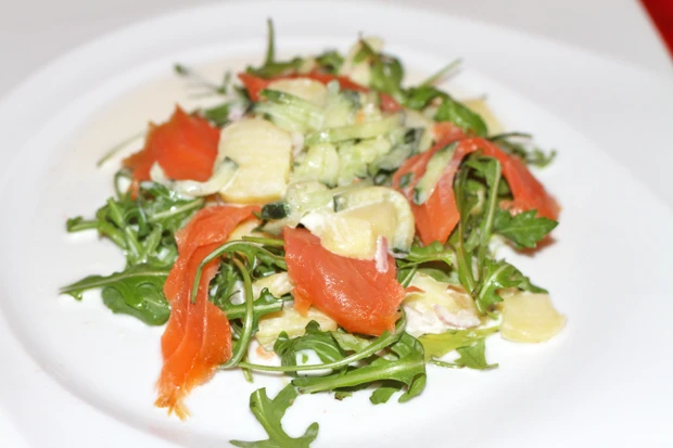 Kartoffelsalat mit Rucola und Lachs