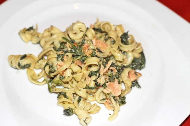 Pasta mit Rucola und Lachs