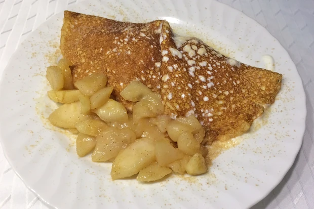 Palatschinke mit karamelisiertem Apfel