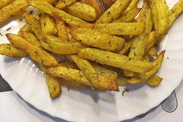 W&uuml;rzige Pommes Frites aus der Hei&szlig;luftfritteuse