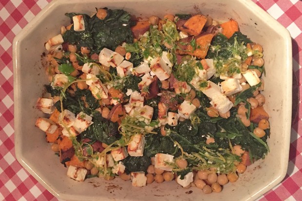Warmer Süßkartoffelsalat mit Feta, Kichererbsen und Blattspinat