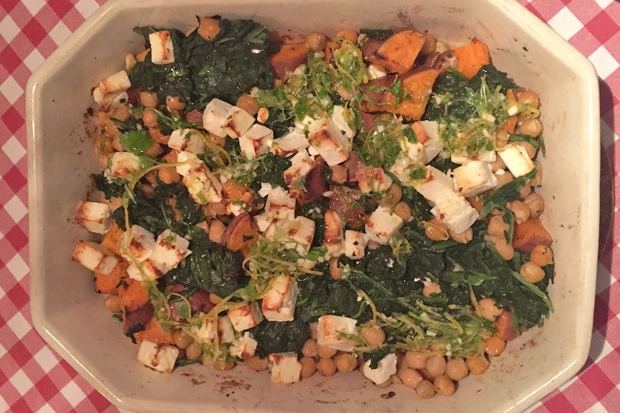 Warmer Süßkartoffelsalat mit Feta, Kichererbsen und Blattspinat