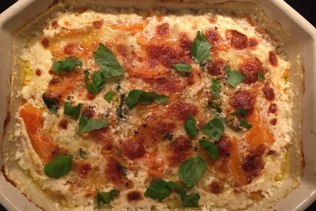 K&uuml;rbisgratin mit Zwiebel, Gruyere und Mozzarella