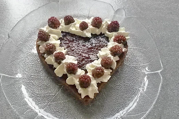 Schokoherz mit Brombeeren